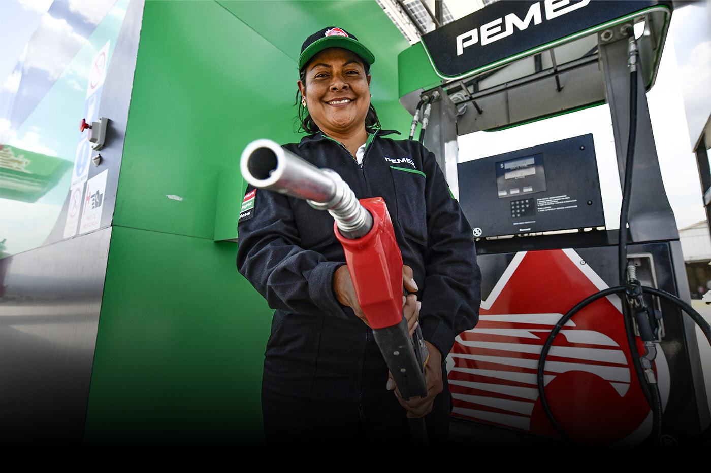 Trabajadora de una estación de servicio Pemex